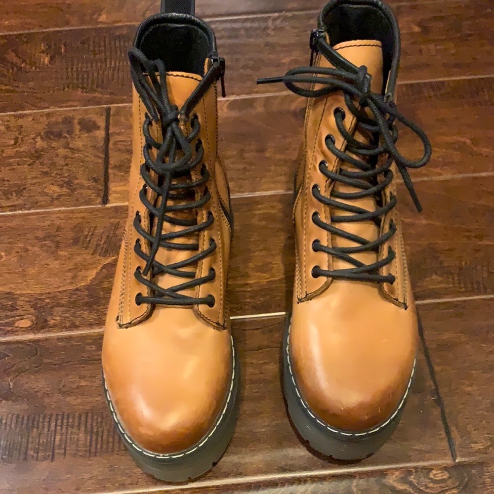 ROOLEE brand platform combat boot. Zipper/lace closure size 7 euro 38. Chestnut